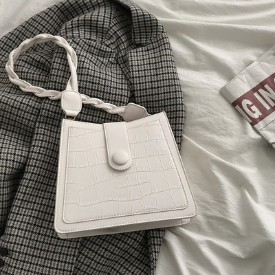 Väike kootud sangaga nahast kott