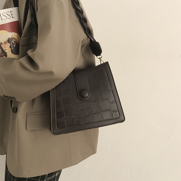 Väike kootud sangaga nahast kott