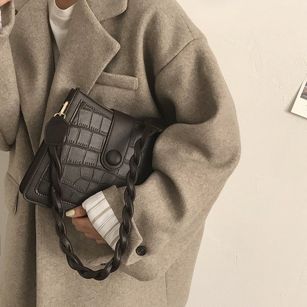 Väike kootud sangaga nahast kott