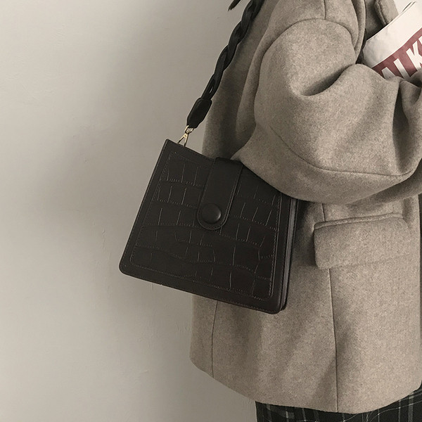 Väike kootud sangaga nahast kott