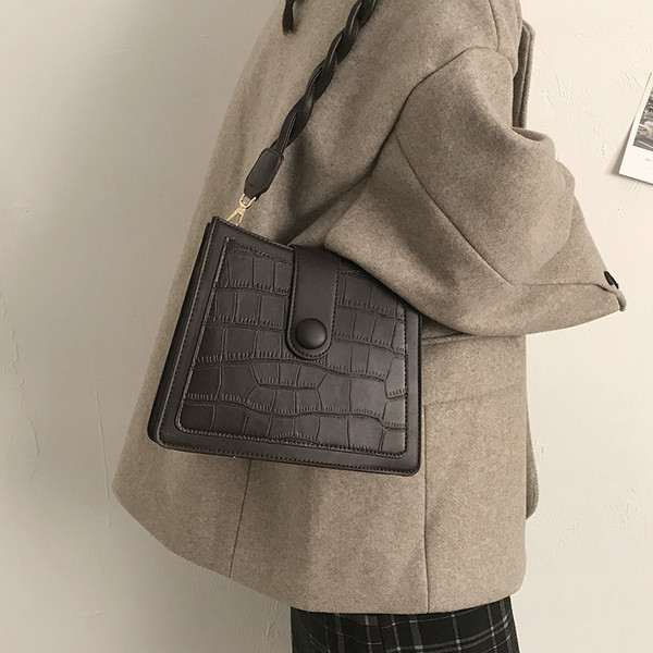 Väike kootud sangaga nahast kott