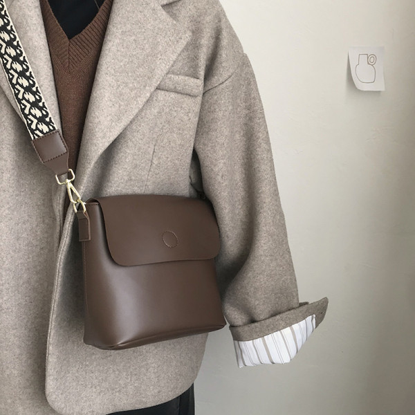 Moodne nahast kott värvilise tekstiilist käepidemega