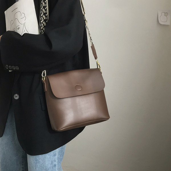 Moodne nahast kott värvilise tekstiilist käepidemega