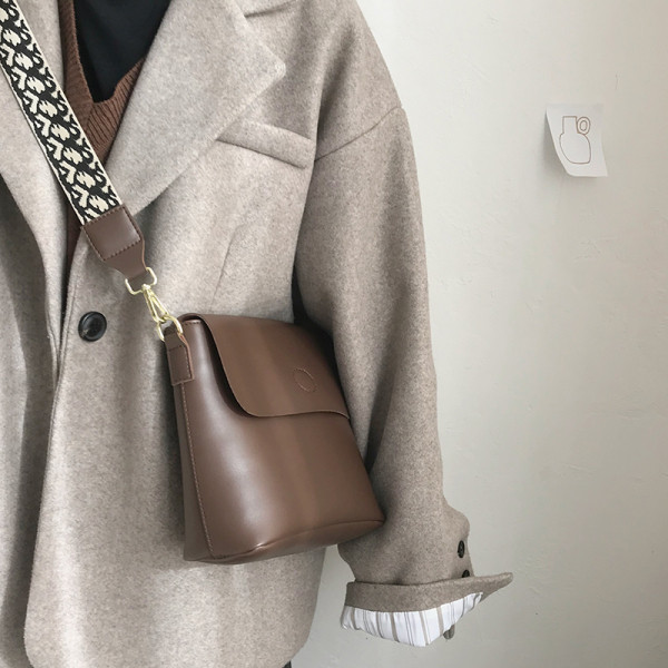 Moodne nahast kott värvilise tekstiilist käepidemega