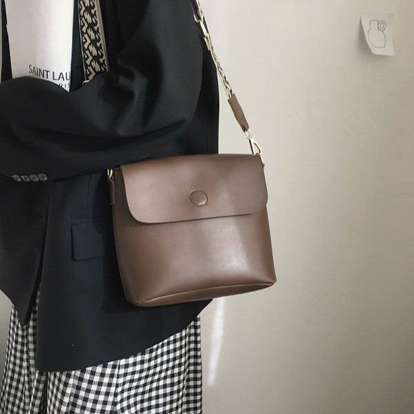 Moodne nahast kott värvilise tekstiilist käepidemega