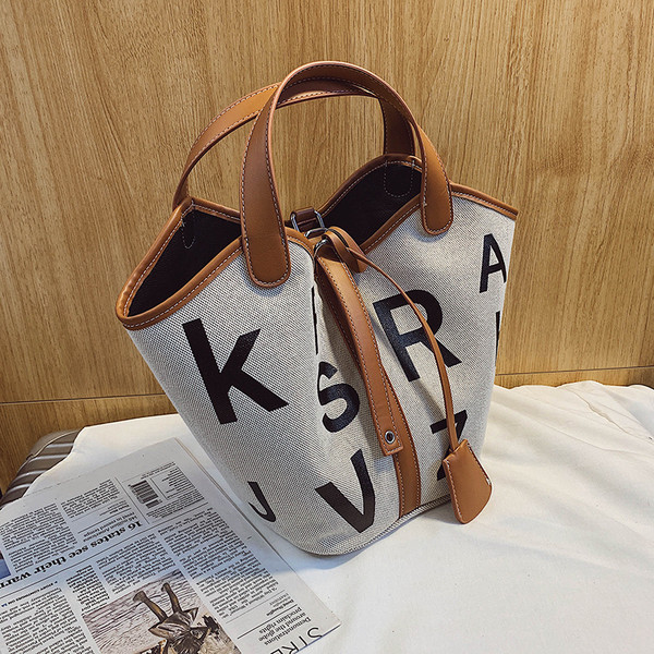 Moodne kahe sangaga naistekott