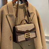 Naiste nahast kott metallist luku ja pika ketiga