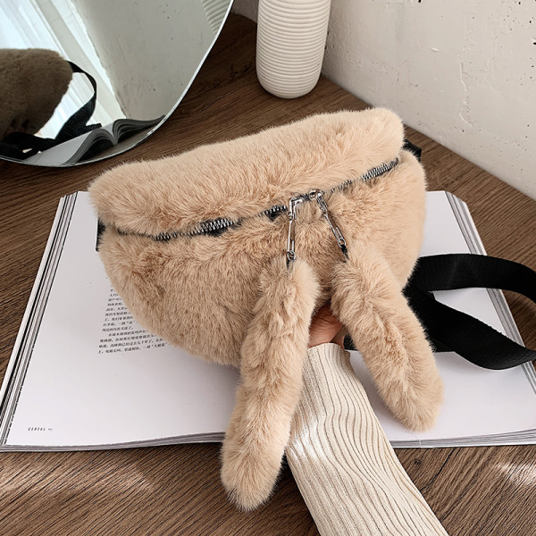 Női pehelytáska cipzárral és hosszú füllel