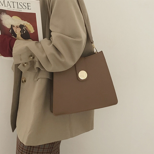 Alkalmi női táska fém rögzítéssel és hosszú füllel