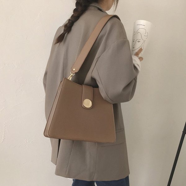 Alkalmi női táska fém rögzítéssel és hosszú füllel