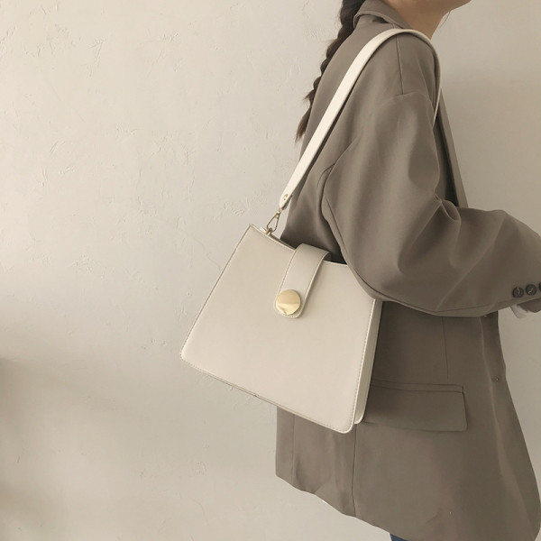 Alkalmi női táska fém rögzítéssel és hosszú füllel