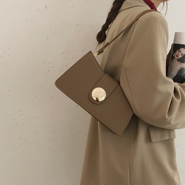 Alkalmi női táska fém rögzítéssel és hosszú füllel