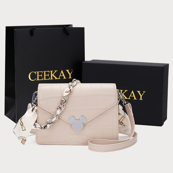 Uue mudeliga naiste nahast kott lukuga