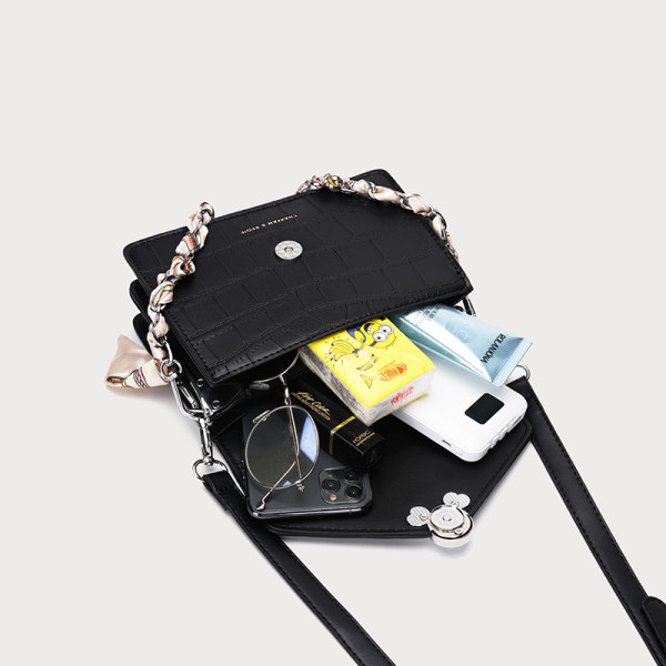 Uue mudeliga naiste nahast kott lukuga