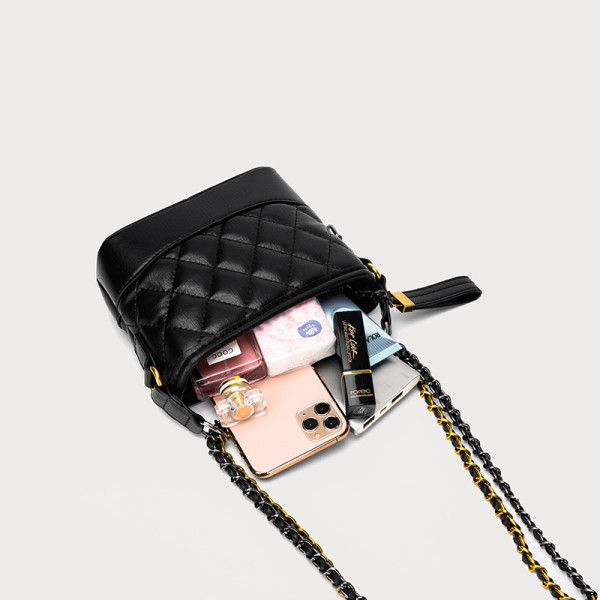 Ženska kožna torba s dugom ručkom i patentnim zatvaračem