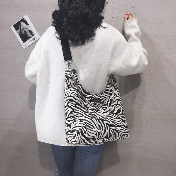 Casual τσάντα ώμου με μεταλλικό στοιχείο