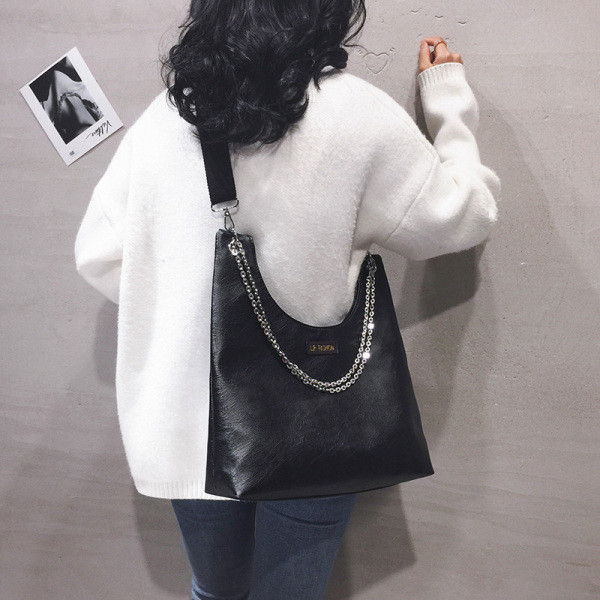 Casual τσάντα ώμου με μεταλλικό στοιχείο