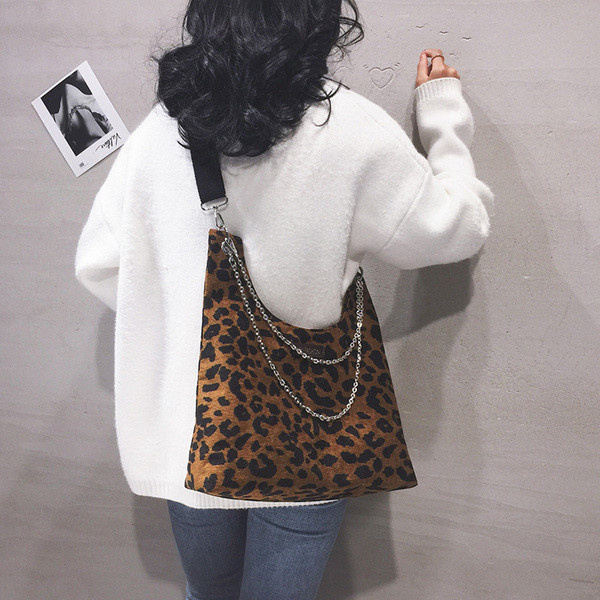 Casual τσάντα ώμου με μεταλλικό στοιχείο