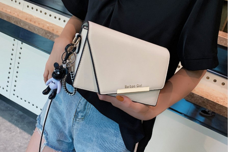 Uue mudeli metallist pandlaga ja A-sümmeetrilise kinnitusega naistekott