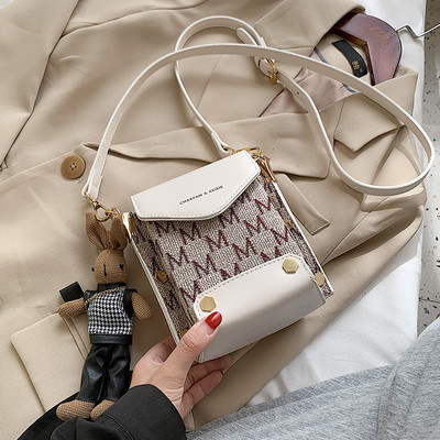 Γυναικεία τσάντα με μακριά δερμάτινη λαβή και μεταλλική στερέωση