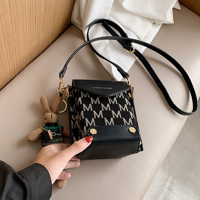 Γυναικεία τσάντα με μακριά δερμάτινη λαβή και μεταλλική στερέωση