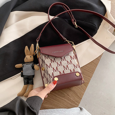 Γυναικεία τσάντα με μακριά δερμάτινη λαβή και μεταλλική στερέωση