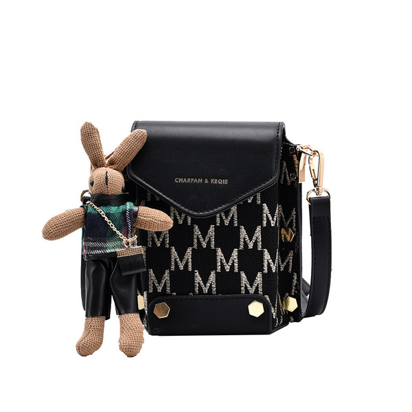 Γυναικεία τσάντα με μακριά δερμάτινη λαβή και μεταλλική στερέωση