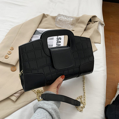 Női bőrtáska hosszú fémlánccal