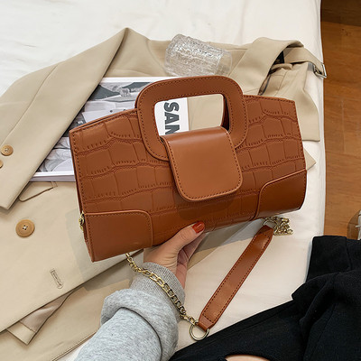 Női bőrtáska hosszú fémlánccal