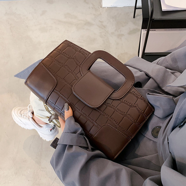 Női bőrtáska hosszú fémlánccal