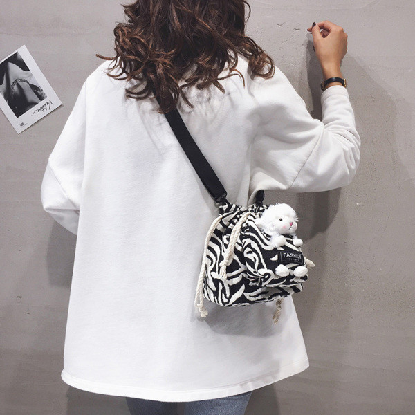 Új modell kis válltáska 3D elemmel