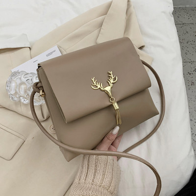 Naiste metallist elemendiga nahast kott