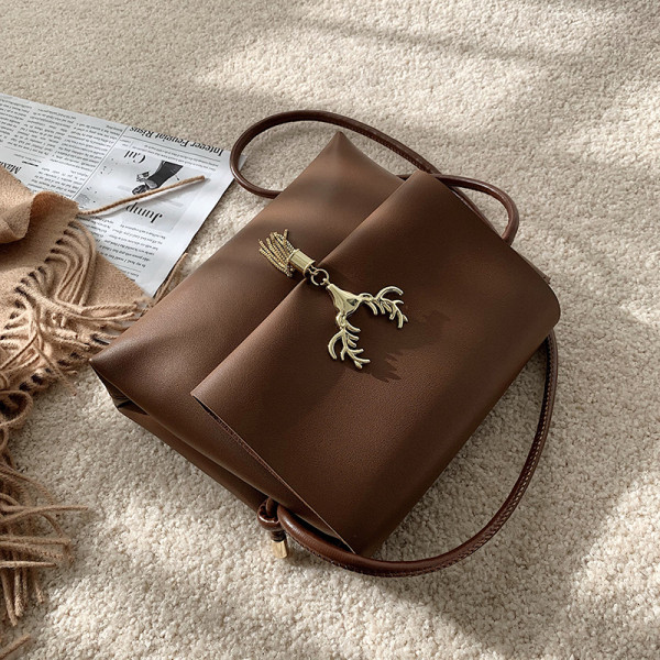 Naiste metallist elemendiga nahast kott