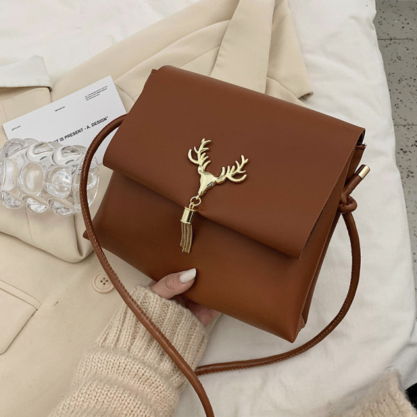 Naiste metallist elemendiga nahast kott