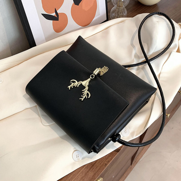 Naiste metallist elemendiga nahast kott