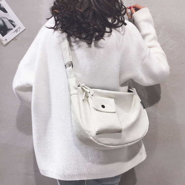 Alkalmi válltáska eco-bőr zsebbel