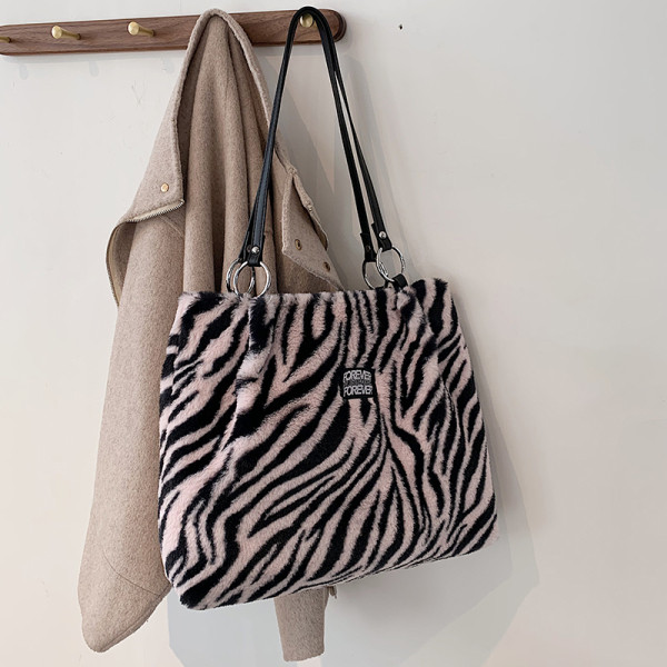 Naiste loomamustri ja nahast sangadega sulukott