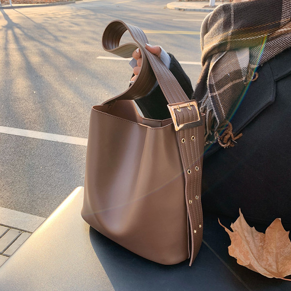 Naiste nahast kott reguleeritava käepidemega