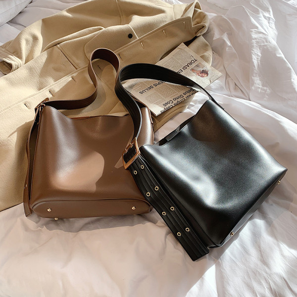 Naiste nahast kott reguleeritava käepidemega