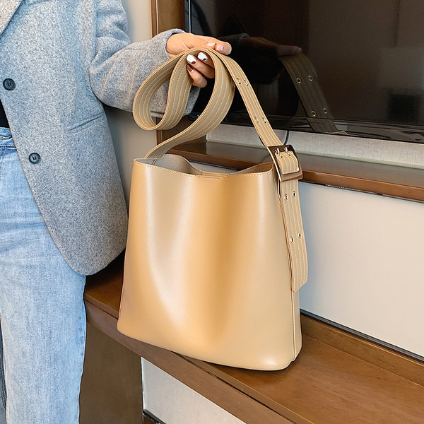 Naiste nahast kott reguleeritava käepidemega