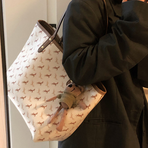 Suur pikkade sangadega tekstiilist kott