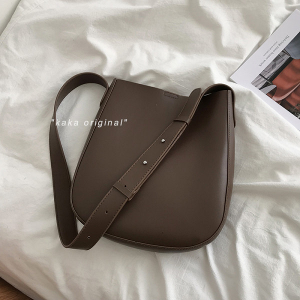 Дамска кожена чанта през рамо изчистен модел