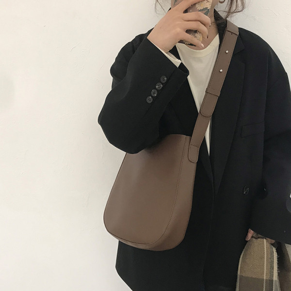 Дамска кожена чанта през рамо изчистен модел