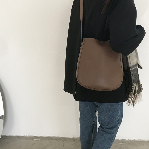 Дамска кожена чанта през рамо изчистен модел