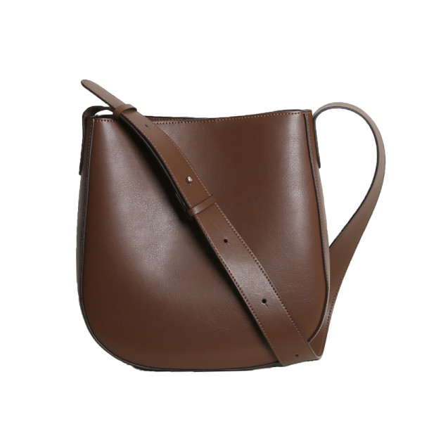 Дамска кожена чанта през рамо изчистен модел