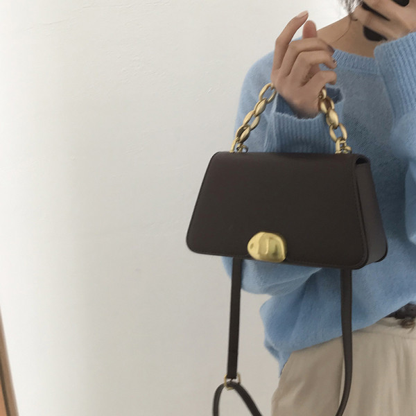 Kis bőrtáska fém lánccal