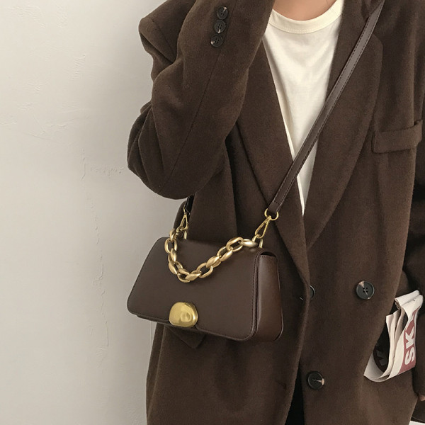 Kis bőrtáska fém lánccal