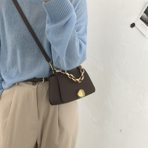 Kis bőrtáska fém lánccal