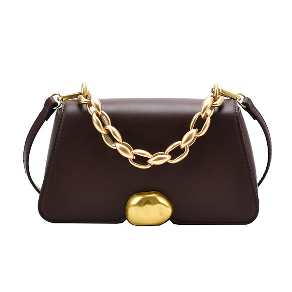 Kis bőrtáska fém lánccal