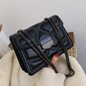 Väike stiilne pika metallist sanga ja pandlaga naistekott